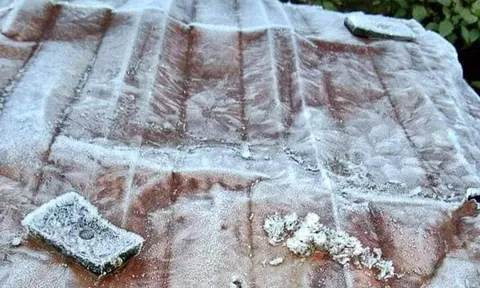 Nhiệt độ xuống thấp, băng giá phủ trắng vùng núi Nghệ An